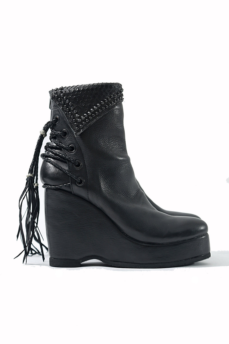 1602-BO02L Crush Braided Boots