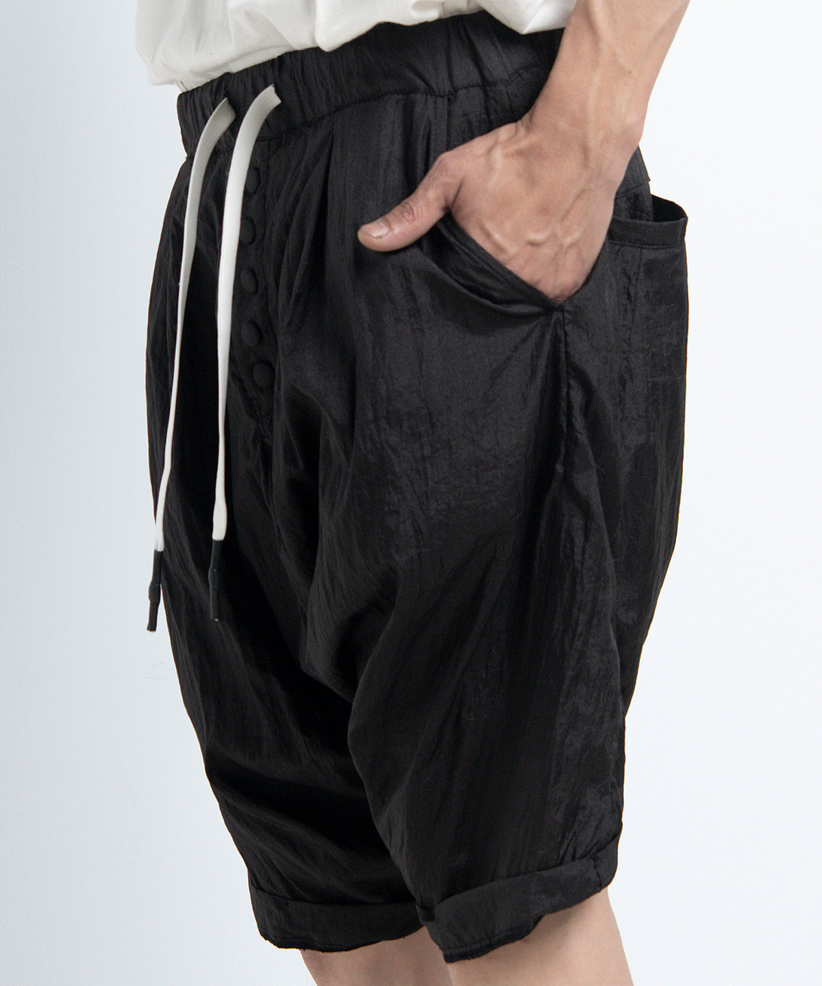 2401-PT11 Parachute Lazy Shorts Black