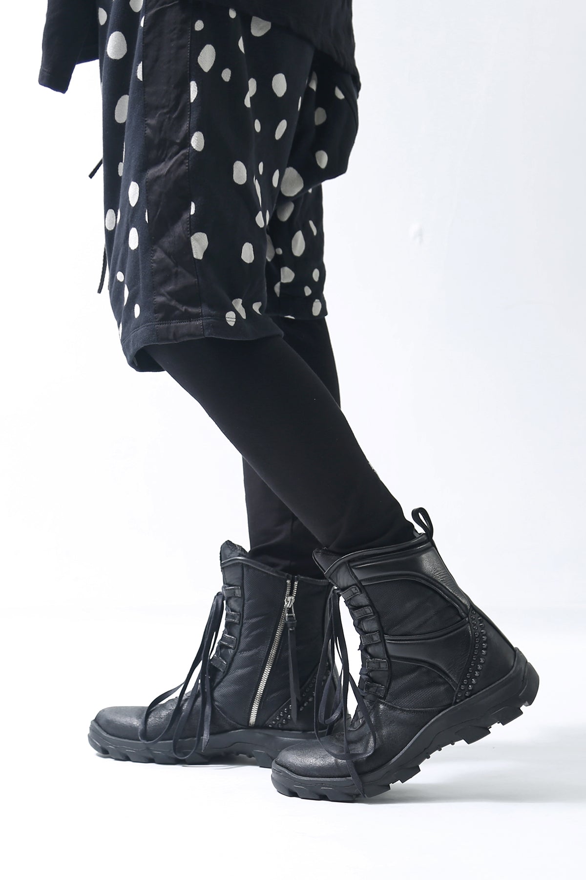 1801-BO08 Black Metal Sneaker 03