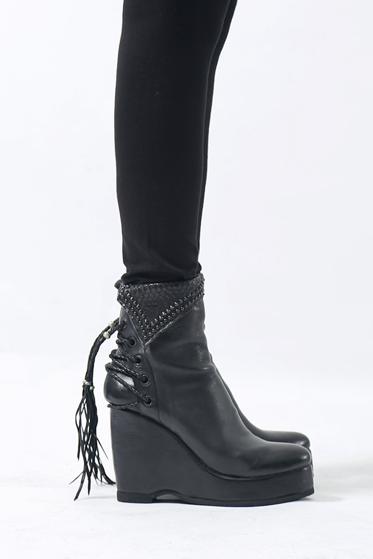 1602-BO02L Crush Braided Boots