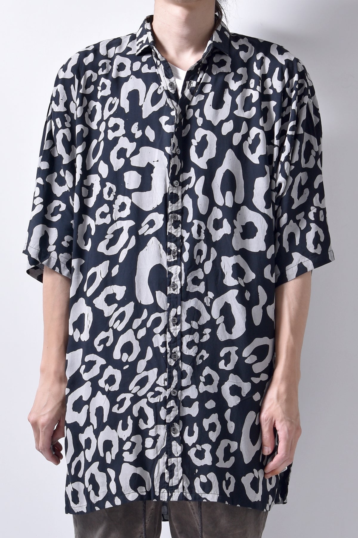 2101-SH07 Leopard Lazy Shirt