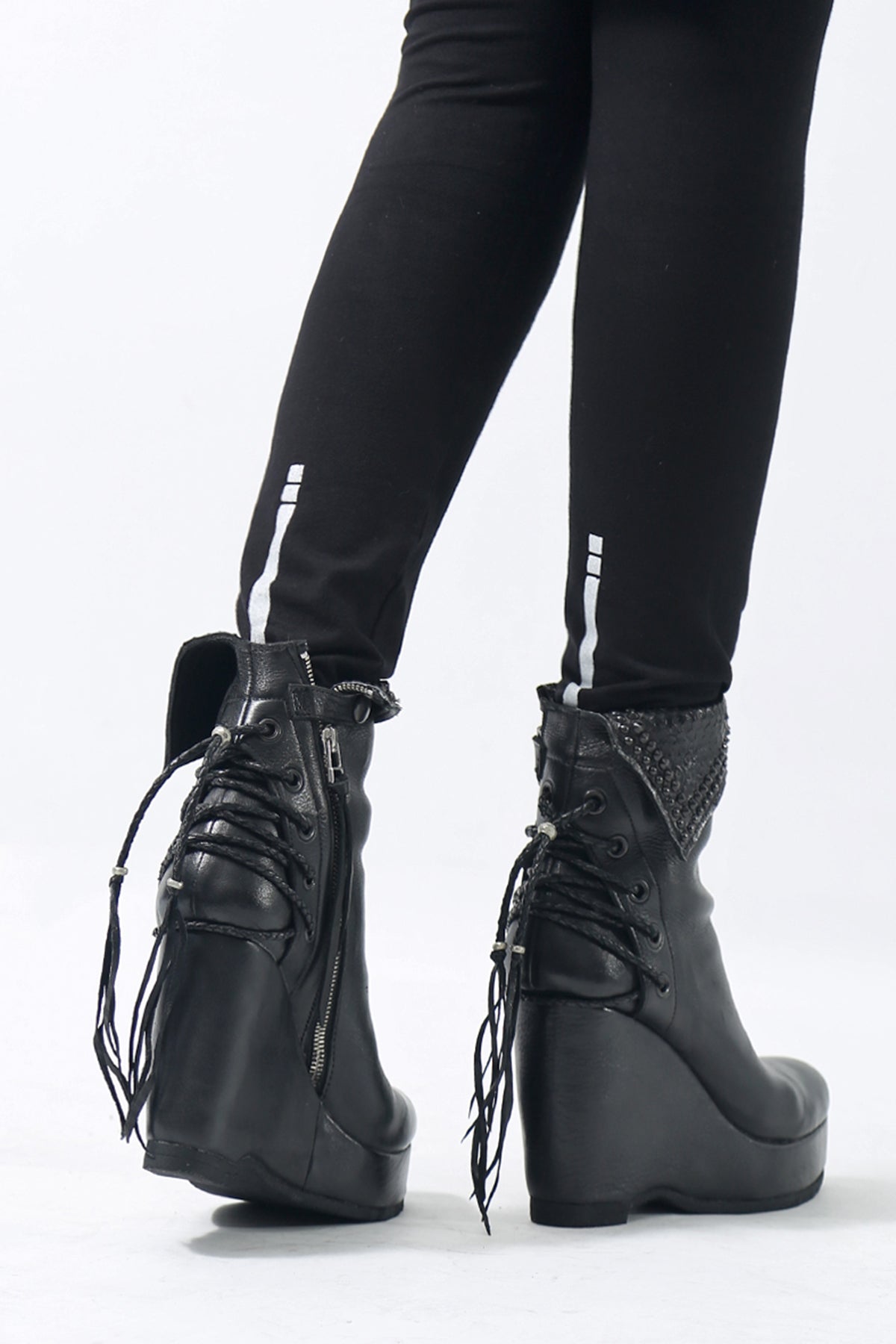 1602-BO02L Crush Braided Boots