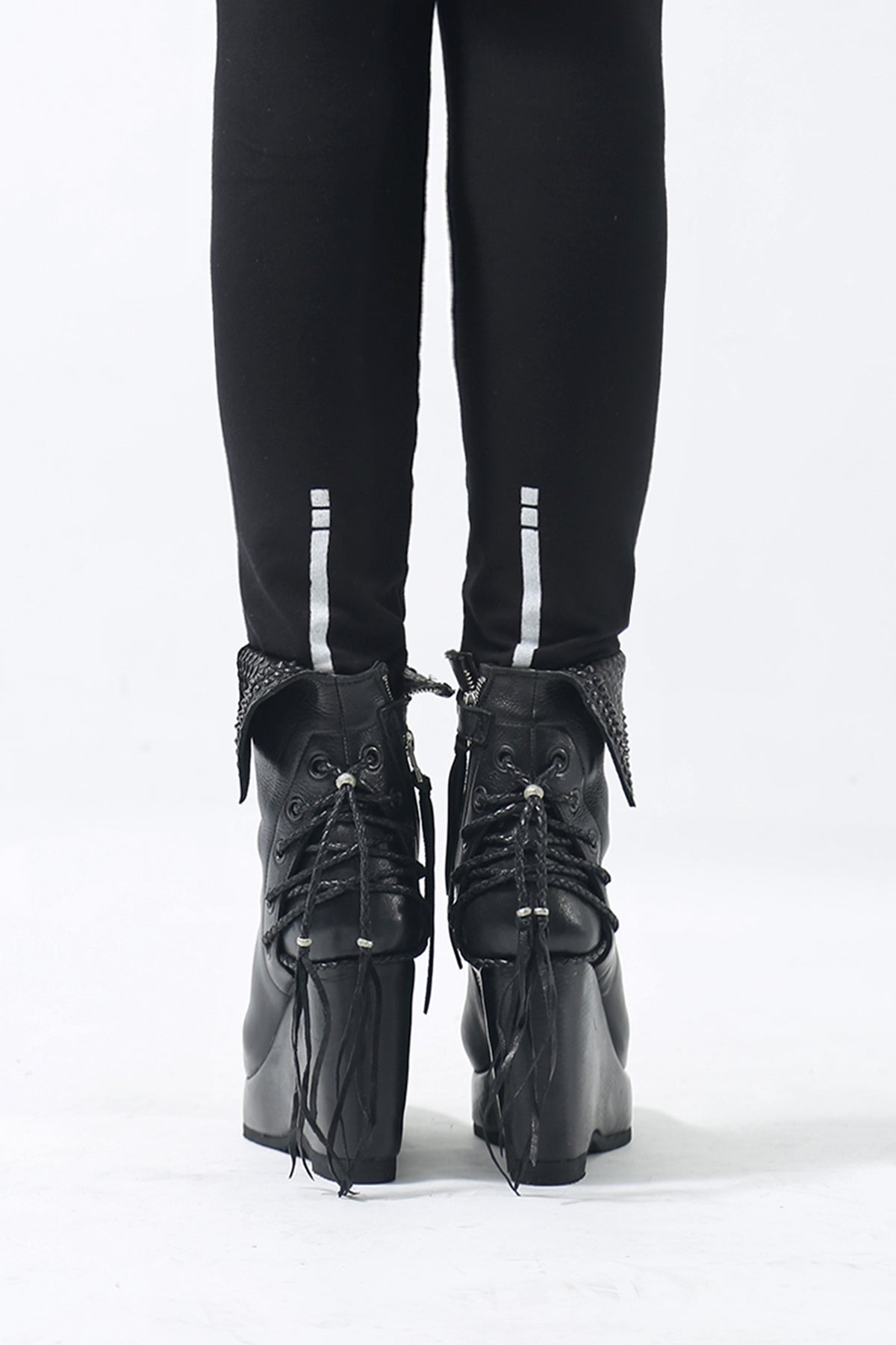 1602-BO02L Crush Braided Boots