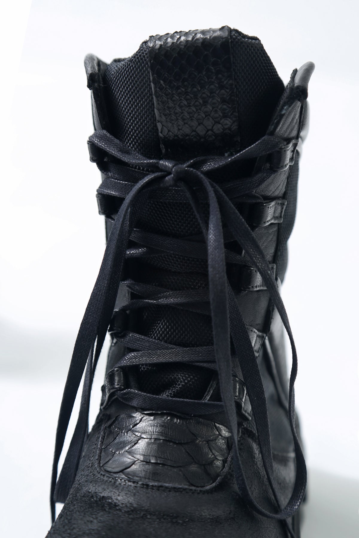 1801-BO08 Black Metal Sneaker 03