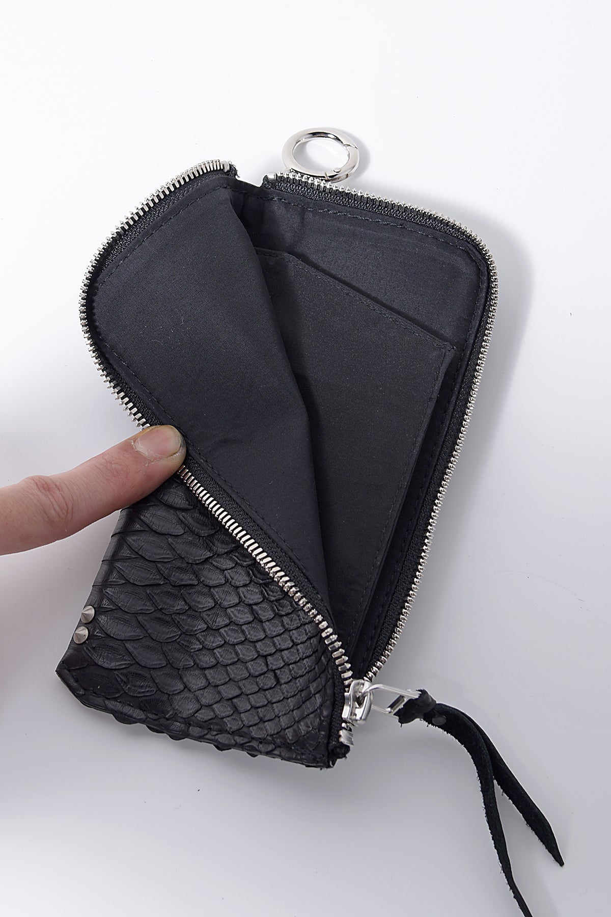 2202-W05B Drop Purse 02 Black