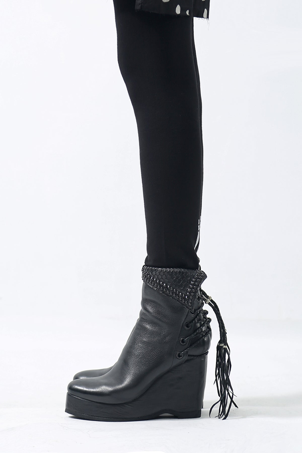 1602-BO02L Crush Braided Boots