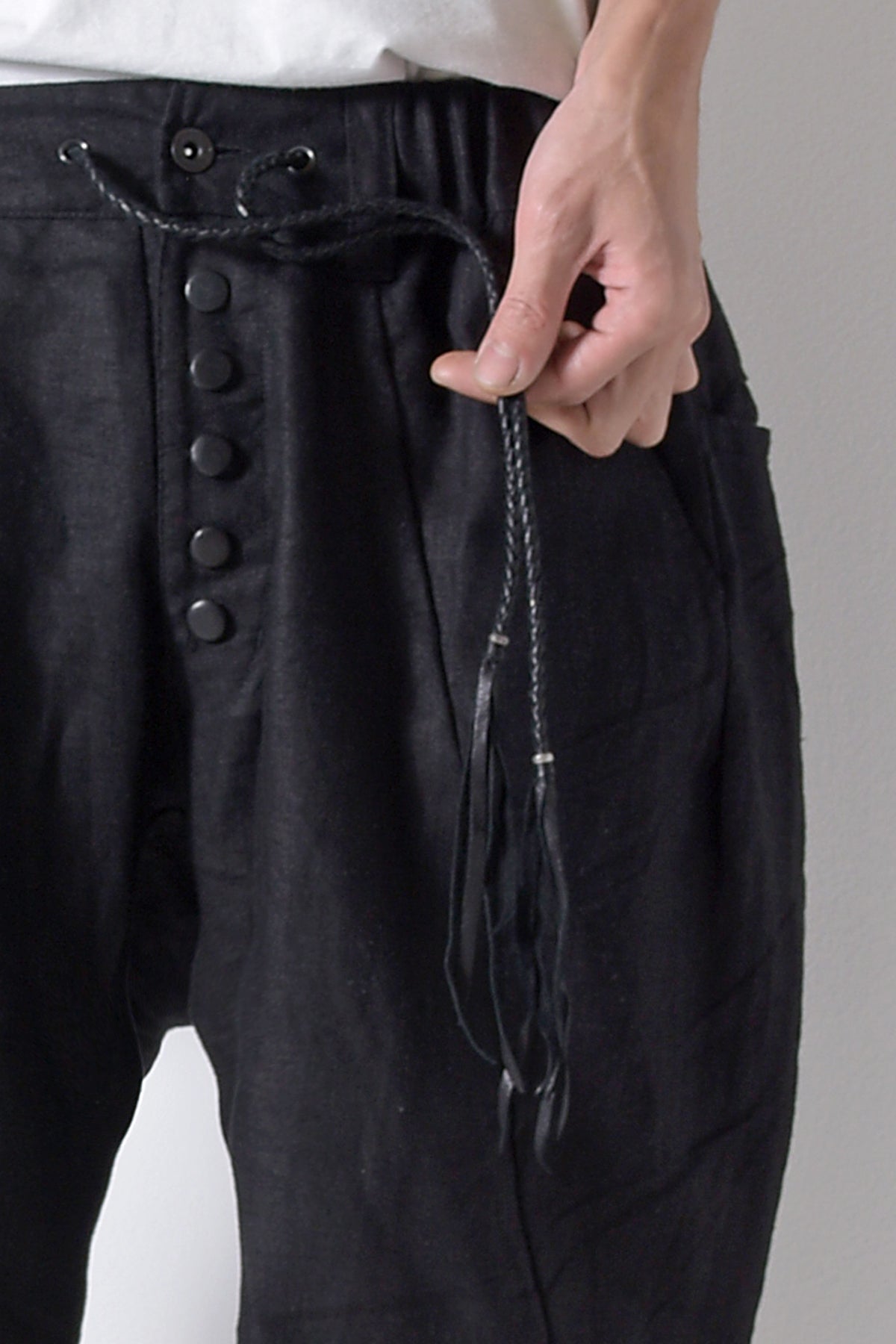 2201-PT04A Hand Stitched Linen Shorts 01 Black