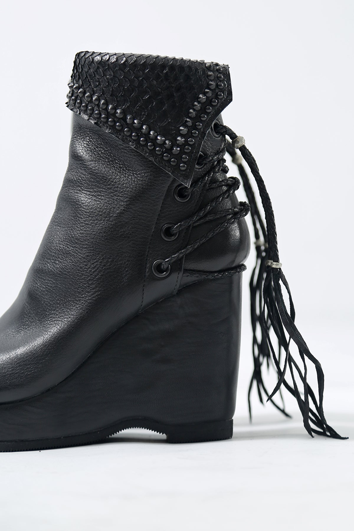 1602-BO02L Crush Braided Boots