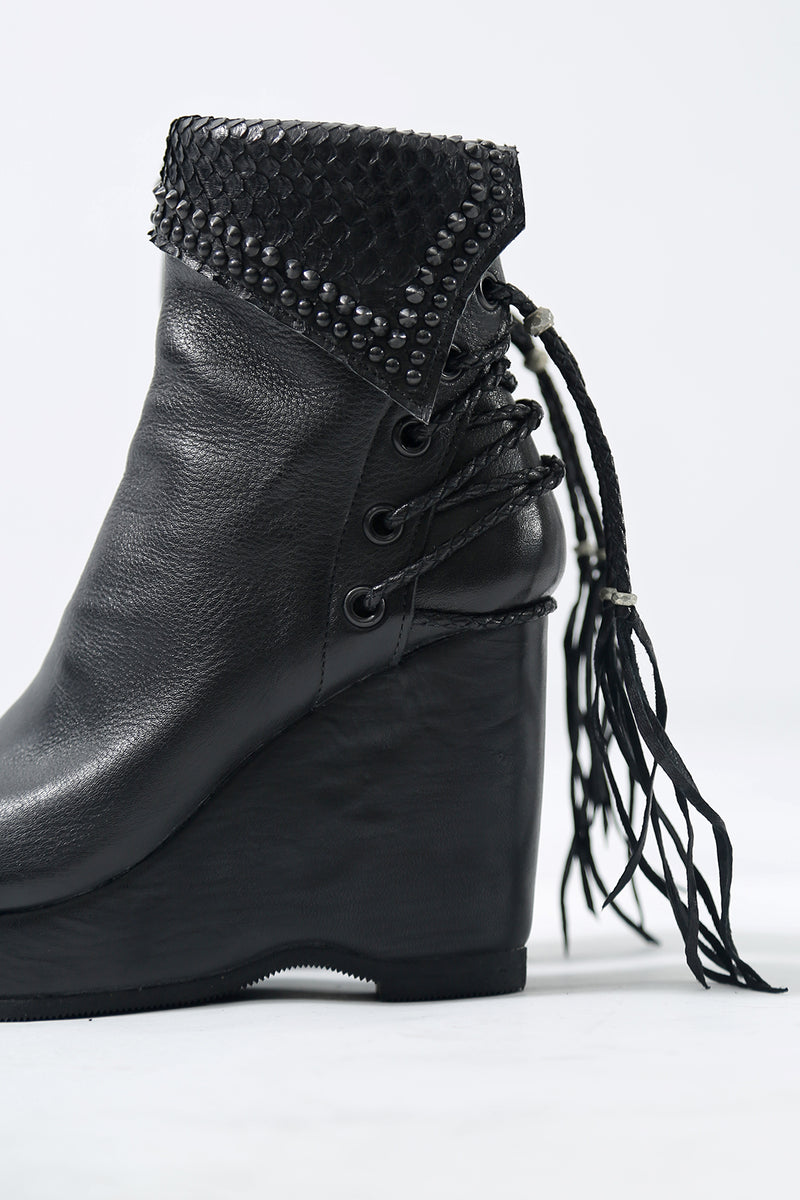 1602-BO02L Crush Braided Boots