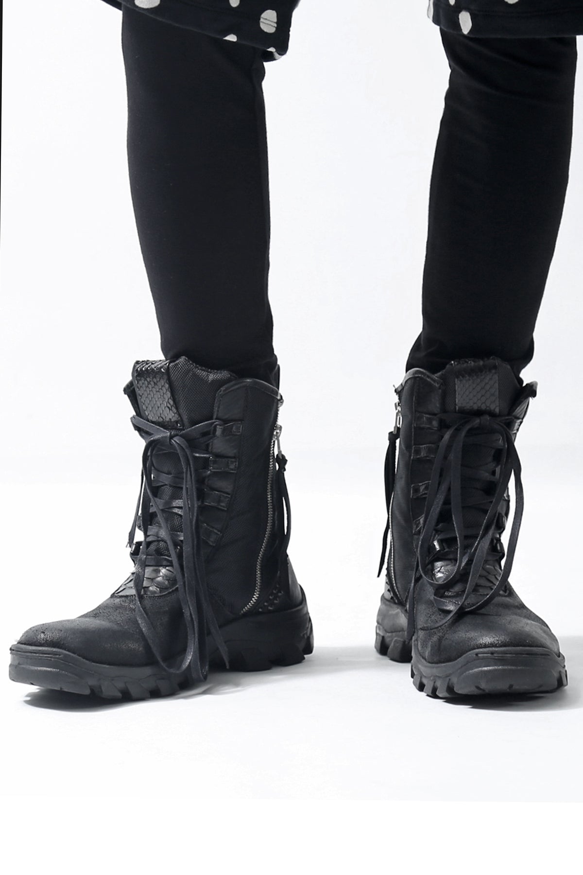 1801-BO08 Black Metal Sneaker 03