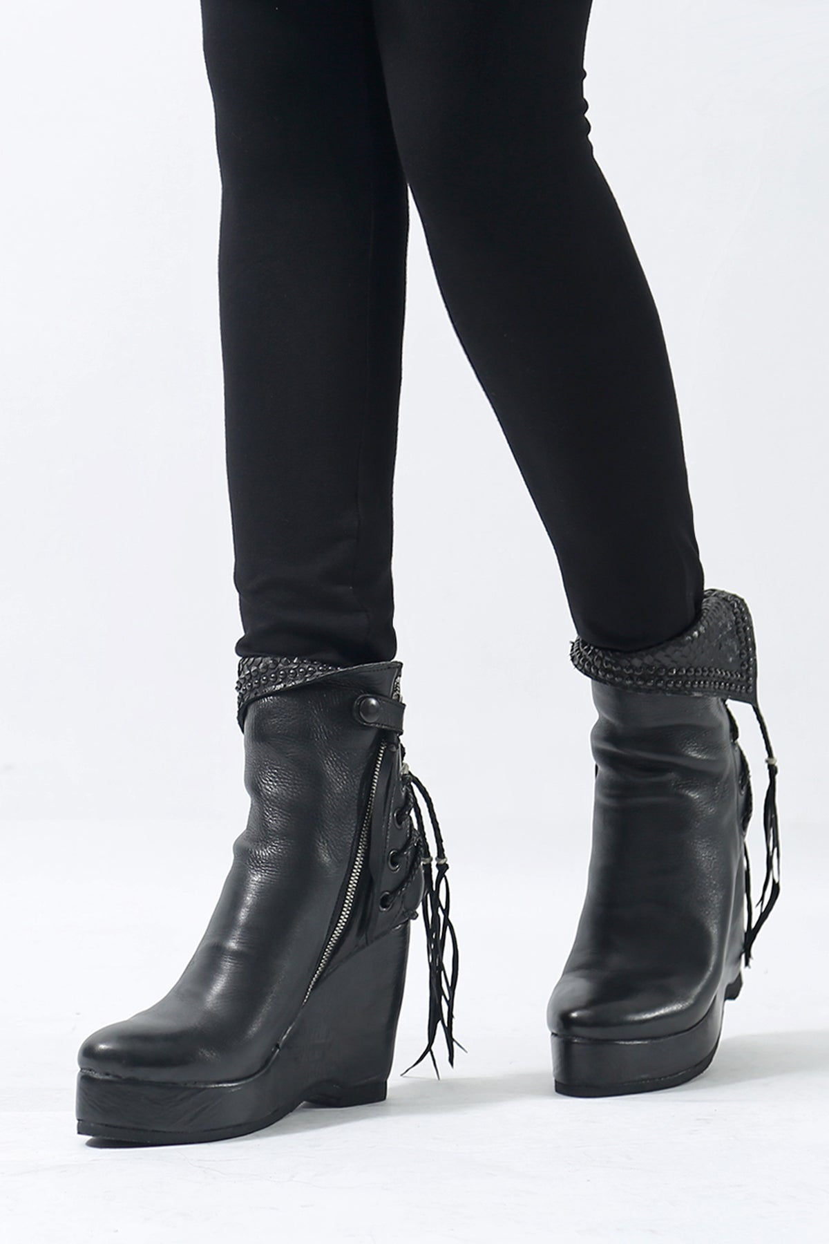 1602-BO02L Crush Braided Boots