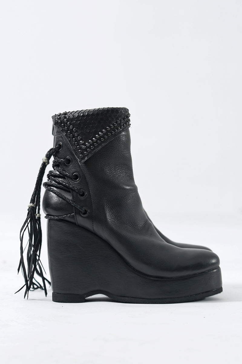 1602-BO02L Crush Braided Boots