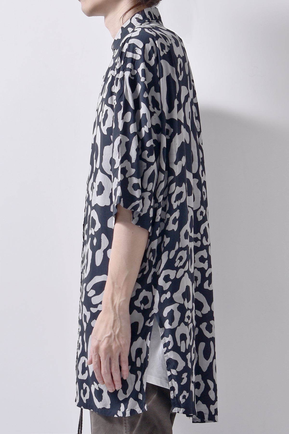 2101-SH07 Leopard Lazy Shirt