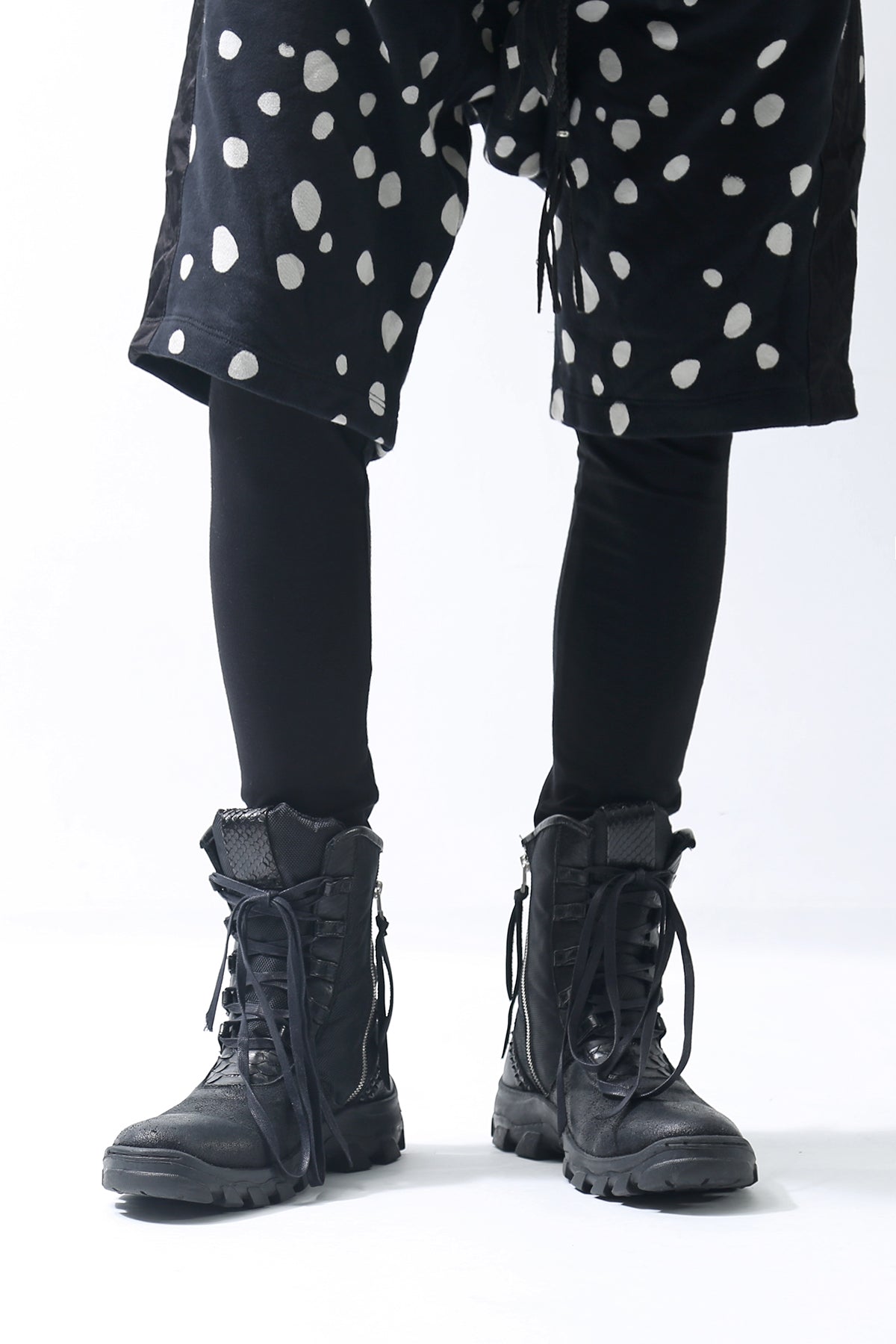 1801-BO08 Black Metal Sneaker 03