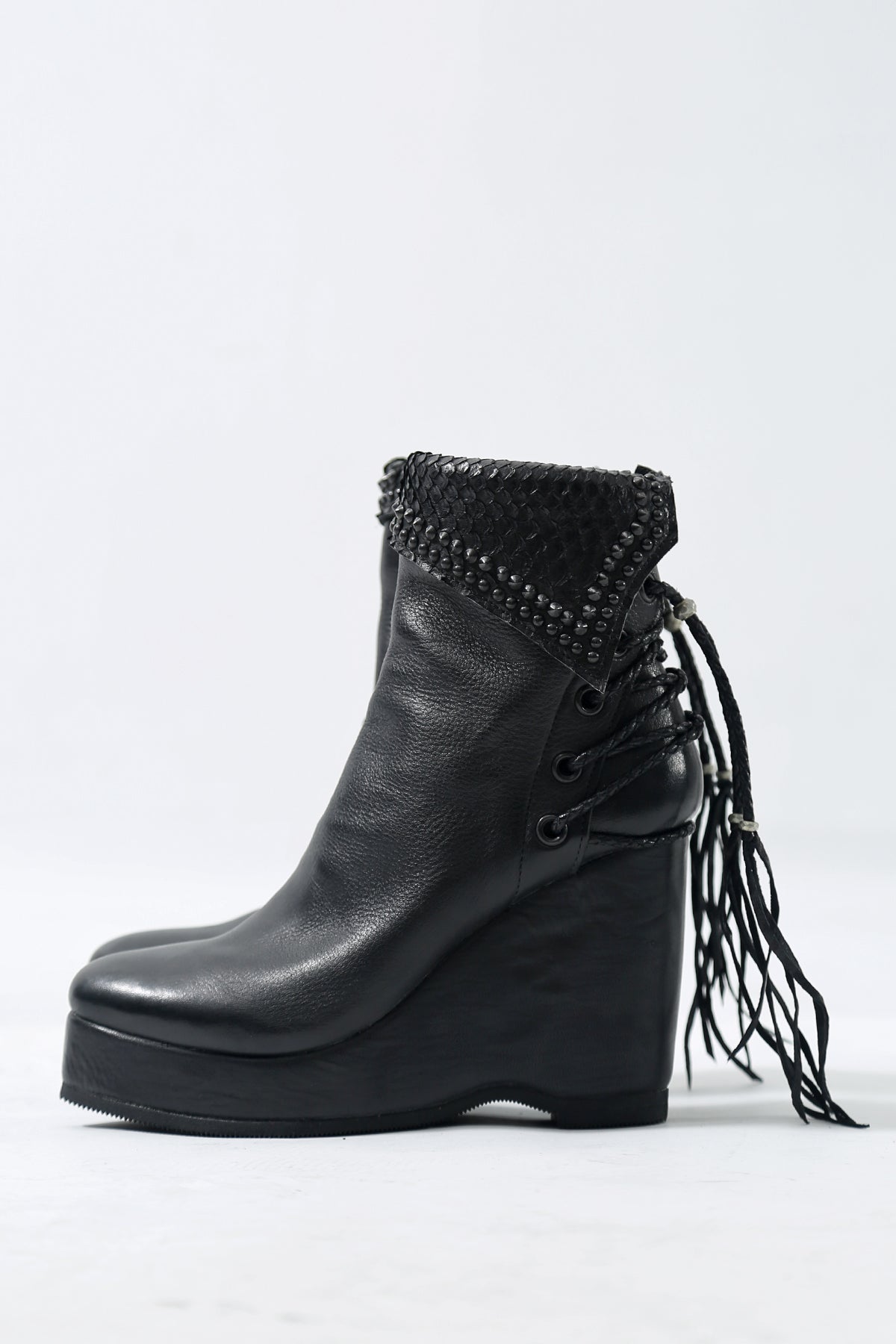 1602-BO02L Crush Braided Boots