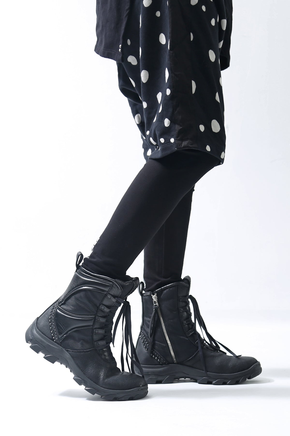 1801-BO08 Black Metal Sneaker 03