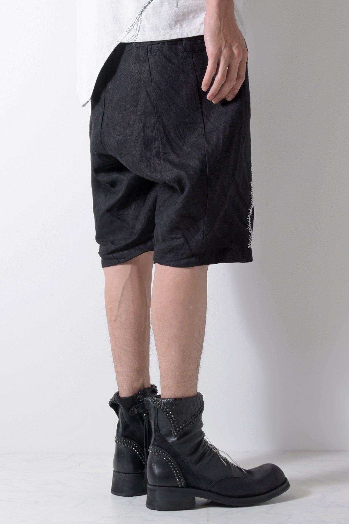 2201-PT04A Hand Stitched Linen Shorts 01 Black