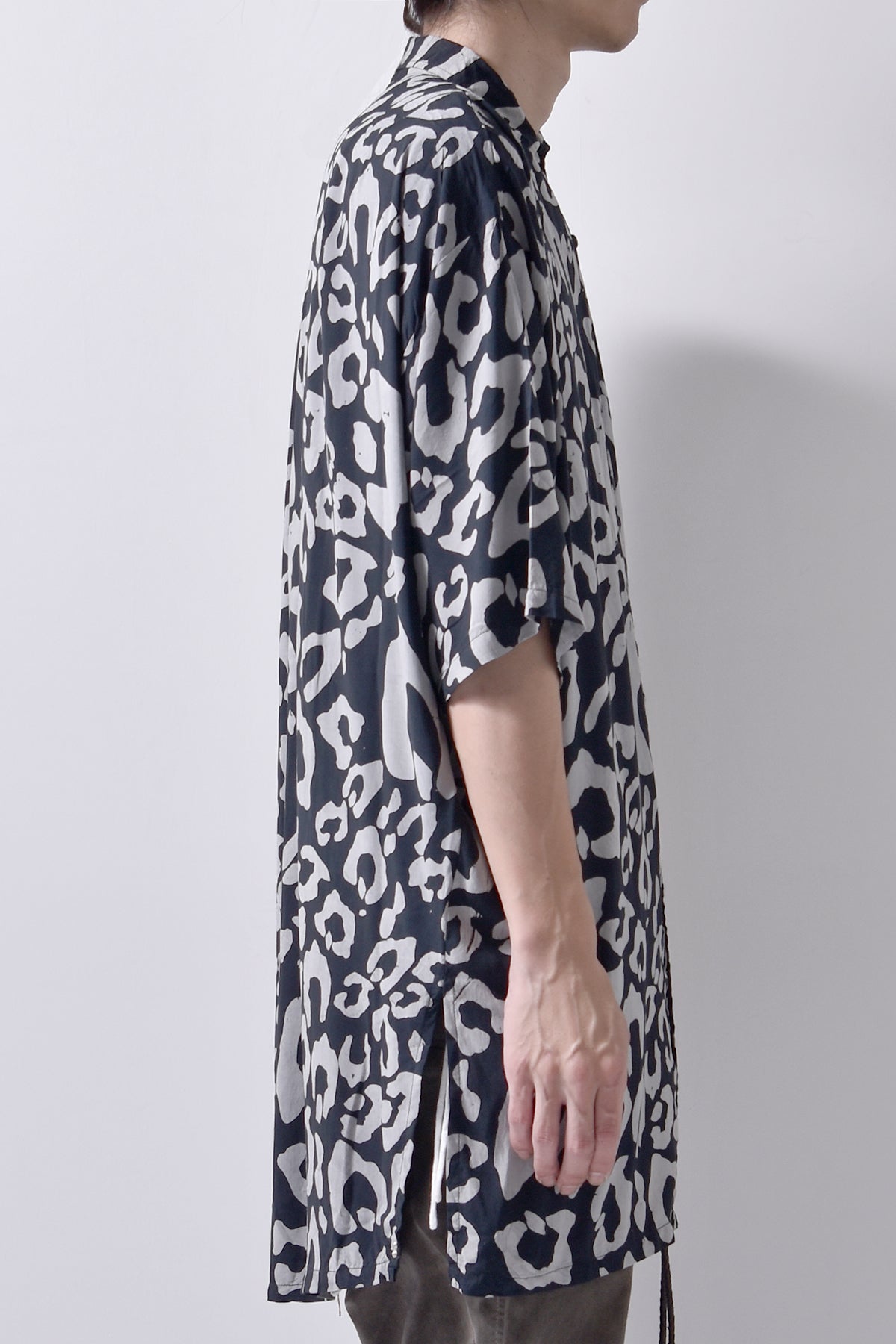 2101-SH07 Leopard Lazy Shirt